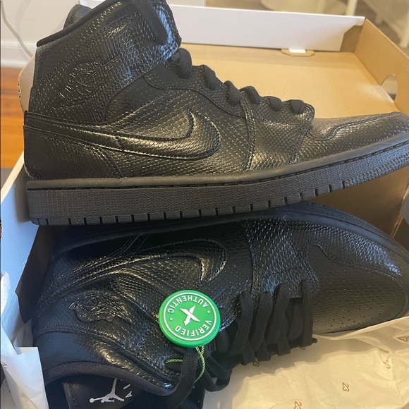 Black Snake Skin Jordan 1 Mid Size 11(W) - Picture 1 of 3